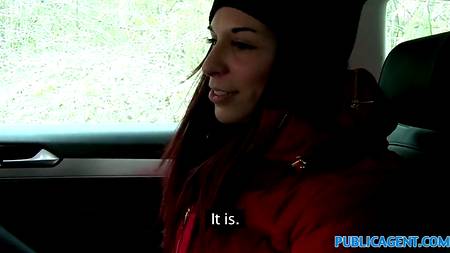 Рыжеволосая девка ебеться за деньги в автомобиле ухажера