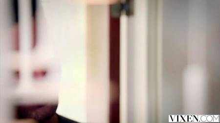 Помог мастурбирующей телке достичь оргазма