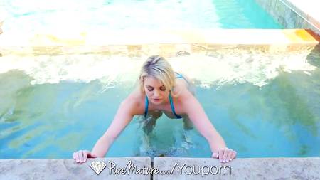 Блондинка отдалась после возбуждающего массажа