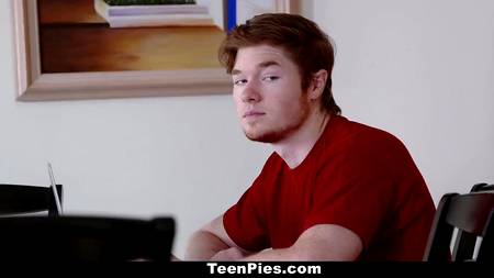 Рыжеволосый парнишка раскрутил красивую деваху на жаркий интим