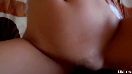 Парнишка наказал воровку мясистым членом