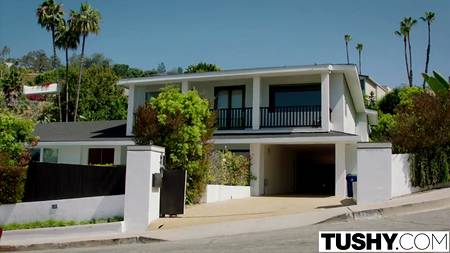 Две красавицы позволили счастливчику трахнуть себя в попку