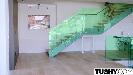 Две красавицы позволили счастливчику трахнуть себя в попку