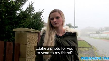 Молодая девушка приятно заработала денег