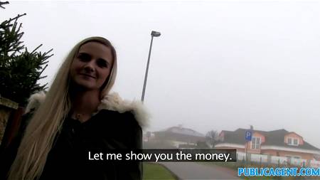 Молодая девушка приятно заработала денег