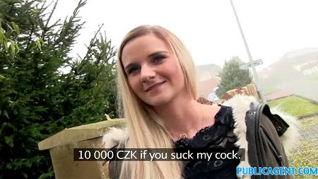 Молодая девушка приятно заработала денег