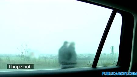 Паренек ебет в автомобиле молодую любительницу членов