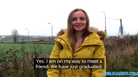 Паренек ебет в автомобиле молодую любительницу членов