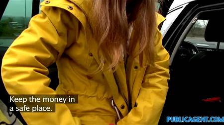 Паренек ебет в автомобиле молодую любительницу членов