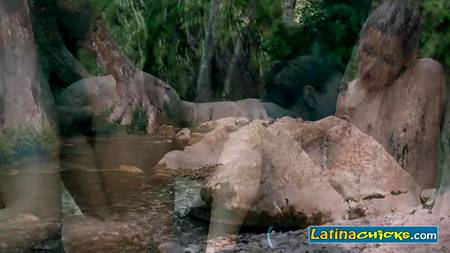 Мускулистые парни оприходовали девчонок на природе возле речки