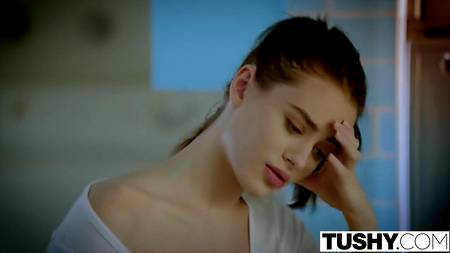 Мужчина ебет в попку двух роскошных девушек