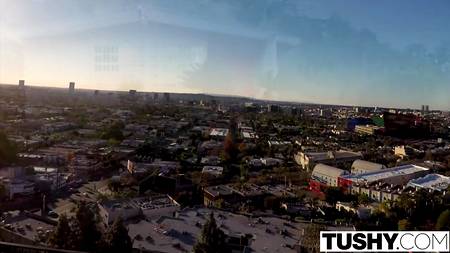 Мужчина ебет в попку двух роскошных девушек