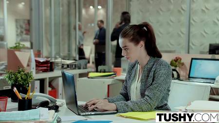 Мужчина ебет в попку двух роскошных девушек