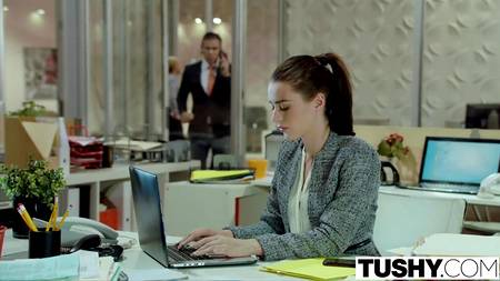 Мужчина ебет в попку двух роскошных девушек