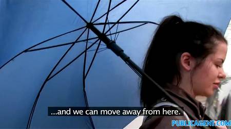 Уговорил прохожую девушку трахнутся в машине