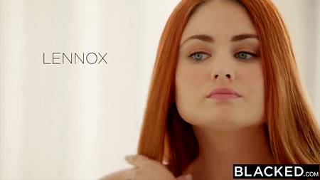 Рыжеволосая девчонка возбудила черного ловеласа