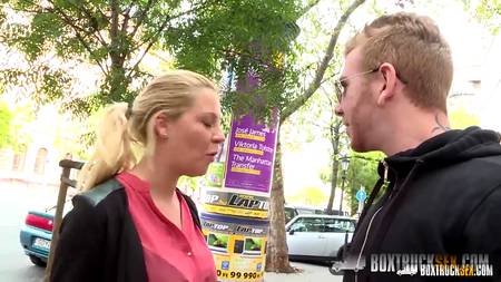 Блондиночка с большими сиськами раздвинула ножки за денежное вознаграждение