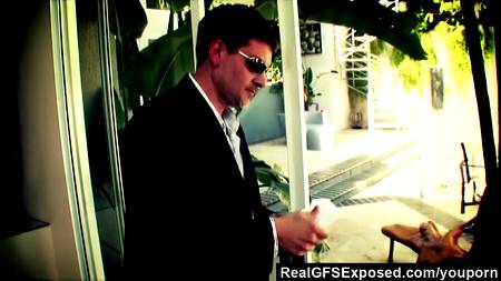 Мужик соблазнит на поебатся молодую и красивую блондинку в бикини