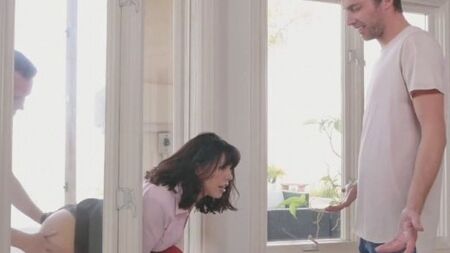 Зрелая телочка не смогла отказать двум молодым парням в сексе