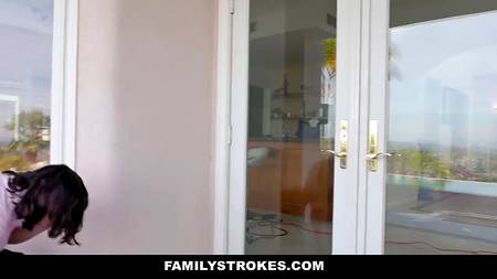 Зрелая телочка не смогла отказать двум молодым парням в сексе