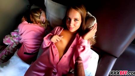 Я разбудил девушку в розовой пижаме, чтобы мы потрахались в POV порно