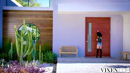 Привлекательная блондинка не смогла устоять перед настойчивостью парня