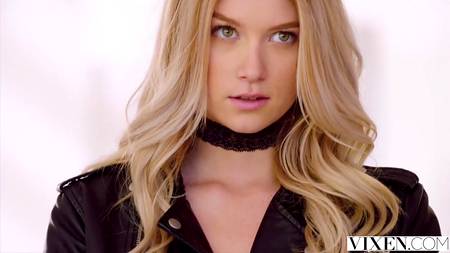 Привлекательная блондинка не смогла устоять перед настойчивостью парня