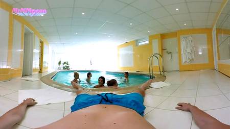 Пять девчонок осчастливили парнишку