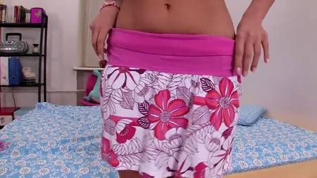 Глубоко сосущая русская девка балует партнера оральным сексом