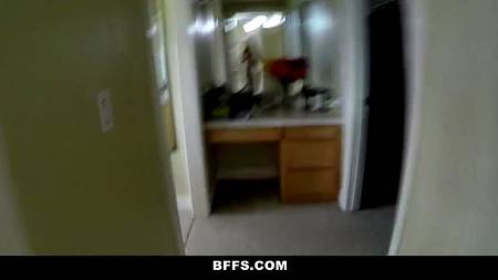 Три фантастической красоты девахи осчастливили парня групповым сексом