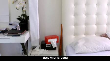 Страстная мамочка устроила с молодой парой семейную групповушку