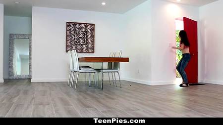 Мужчина наказывает воровку членом