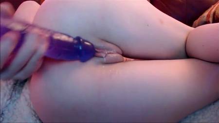Деваха сношает крупным планом смазанные дырочки большим дилдо