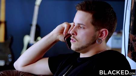 Два негритоса запикапили у бассейна любительницу потрахаться