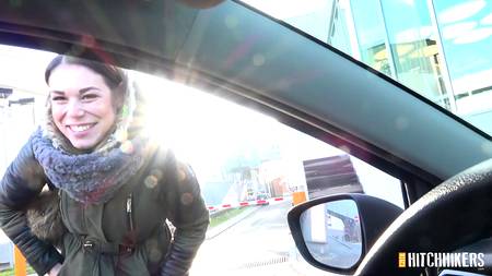 Ухажер умело запикапил сучку и горячо вдул на улице раком