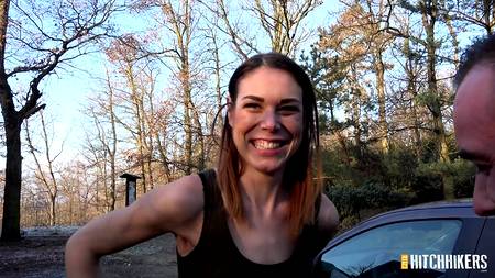 Ухажер умело запикапил сучку и горячо вдул на улице раком