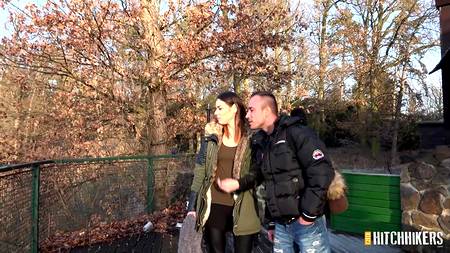 Ухажер умело запикапил сучку и горячо вдул на улице раком