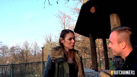 Ухажер умело запикапил сучку и горячо вдул на улице раком