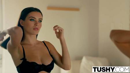 Роскошная жрица любви доводит клиентку до незабываемого оргазма