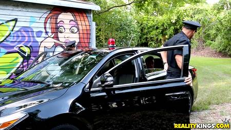 Молодая краля отсасывает хулигану в полицейской машине