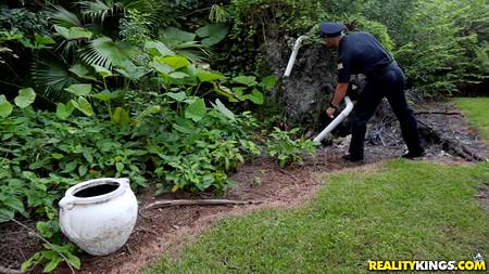 Молодая краля отсасывает хулигану в полицейской машине