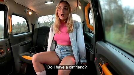 Блондинка специально садится в фейк такси, чтобы её трахнули