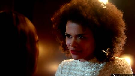 Бизнесмен трахает жаркую жену и любовницу мулатку