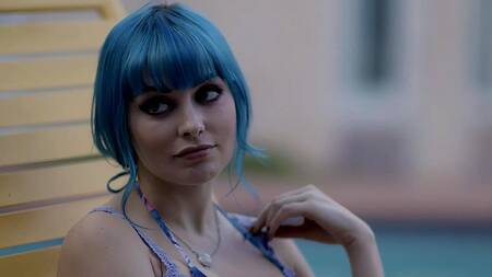 Синеволосая красотка жарко трахается со своим парнем