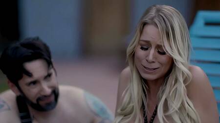 Синеволосая красотка жарко трахается со своим парнем