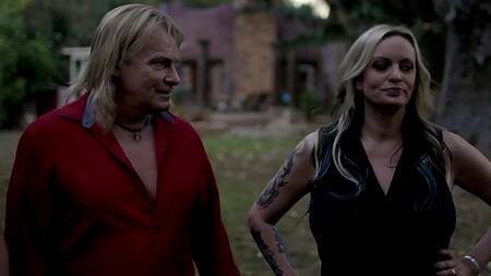 Синеволосая красотка жарко трахается со своим парнем