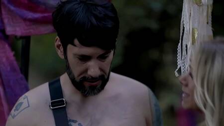 Синеволосая красотка жарко трахается со своим парнем