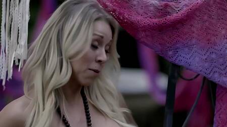 Синеволосая красотка жарко трахается со своим парнем