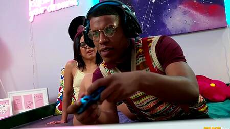 Не доиграл катку, а девка уже взялась сосать хуй