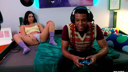 Не доиграл катку, а девка уже взялась сосать хуй